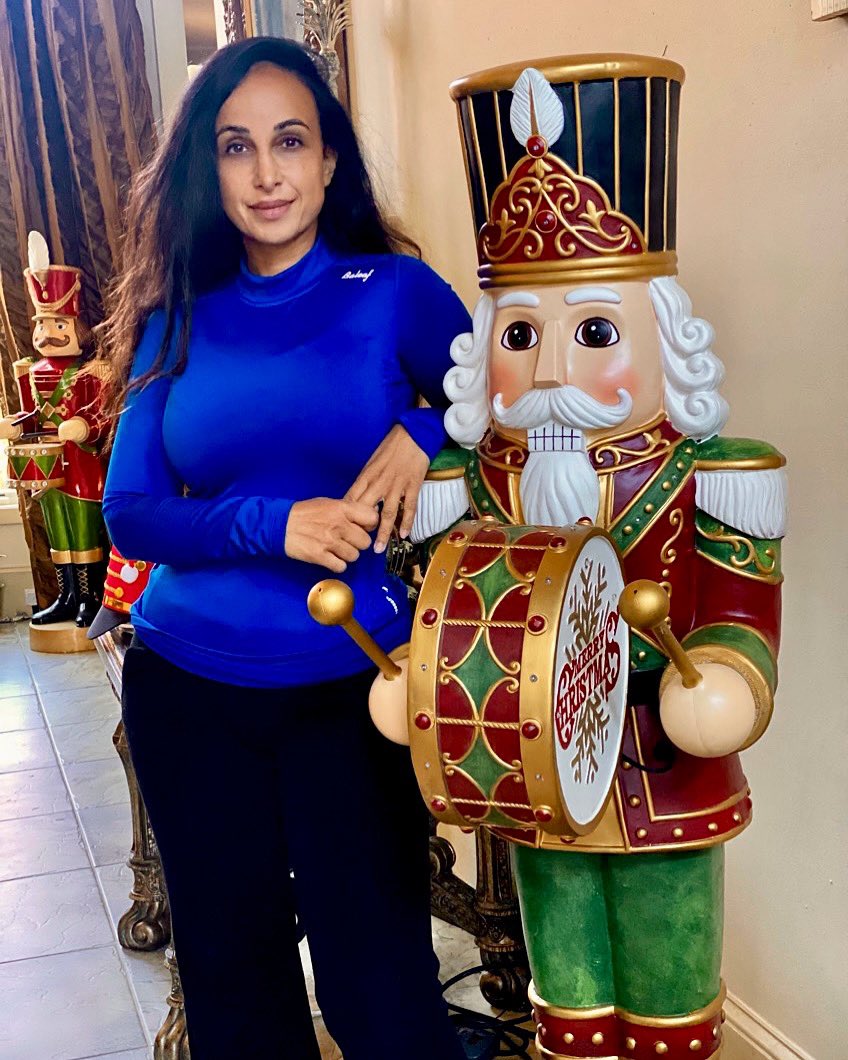One of my #Nutcracker Generals. They have to be 5 feet #tall so i’m still taller hahaha. 

#general #drum #decor #xmas #christmas #holidays #drummer #tall @baleafsports #festive #colorful #boss #hat #green #red #holidaydecor #decorate #decoration #xmasdecor #xmastime #merry