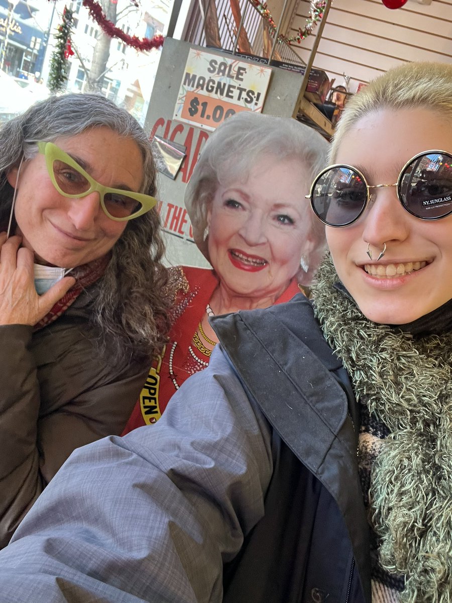 beesinmyhead__'s tweet photo. friends we met in chicago https://t.co/sjcLv97YuO