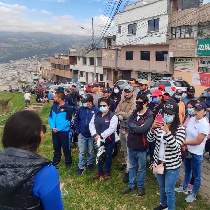 OperadorUrbaUio's tweet photo. Con alegría y compromiso iniciamos la #MingaDeLaQuiteñidad 🧹⚒️desde el barrio San Bartolo Alto, al sur de la ciudad. Nos preparamos para festejar a la ‘Carita de Dios’. 💙❤️💙

@MunicipioQuito 
@santiguarderas https://t.co/FiVWIDm397