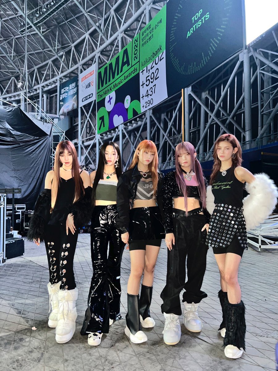 miinnji's tweet photo. while there were some seriously #slay worthy looks lining the seats around us, the show itself was pretty epic too. from making you wowed by our special dance break to our iconic fits. but beyond that, which one do you fancy the most, white or black? >< https://t.co/QBoKz1fKrM https://t.co/rvfjols2jg