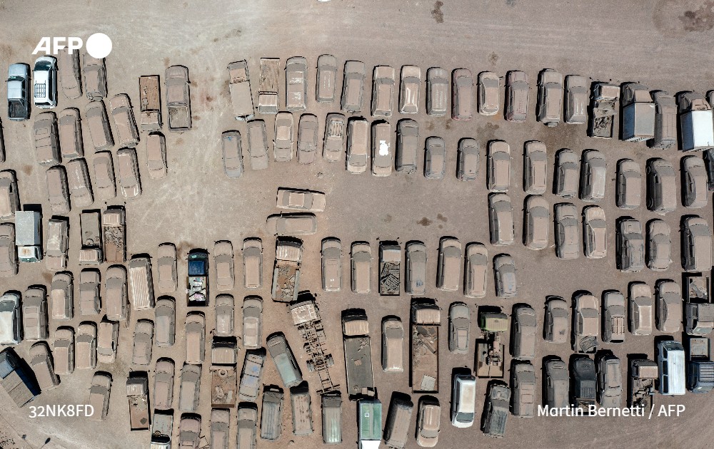 afpfr's tweet photo. 🏜️ Le désert d'Atacama, dans le nord du Chili, est le réceptacle de tonnes de vêtements usagés, mais aussi de voitures et pneumatiques en fin de vie provenant du monde entier, une menace pour son écosystème unique #AFP

➡️ https://t.co/D6ZvjTb4iH
🖋️@pauafp https://t.co/7ukw4KJ8py