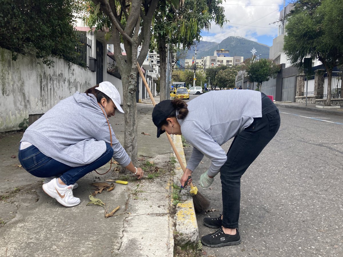 aguadequito's tweet photo. La Epmaps hoy también es parte parte de la #MingaDeLaQuiteñidad, para juntos embellecer a nuestra ciudad en sus fiestas 🎉 
#FiestasDeQuito2022
#AguaParaQuito https://t.co/I4sHGbeKEt