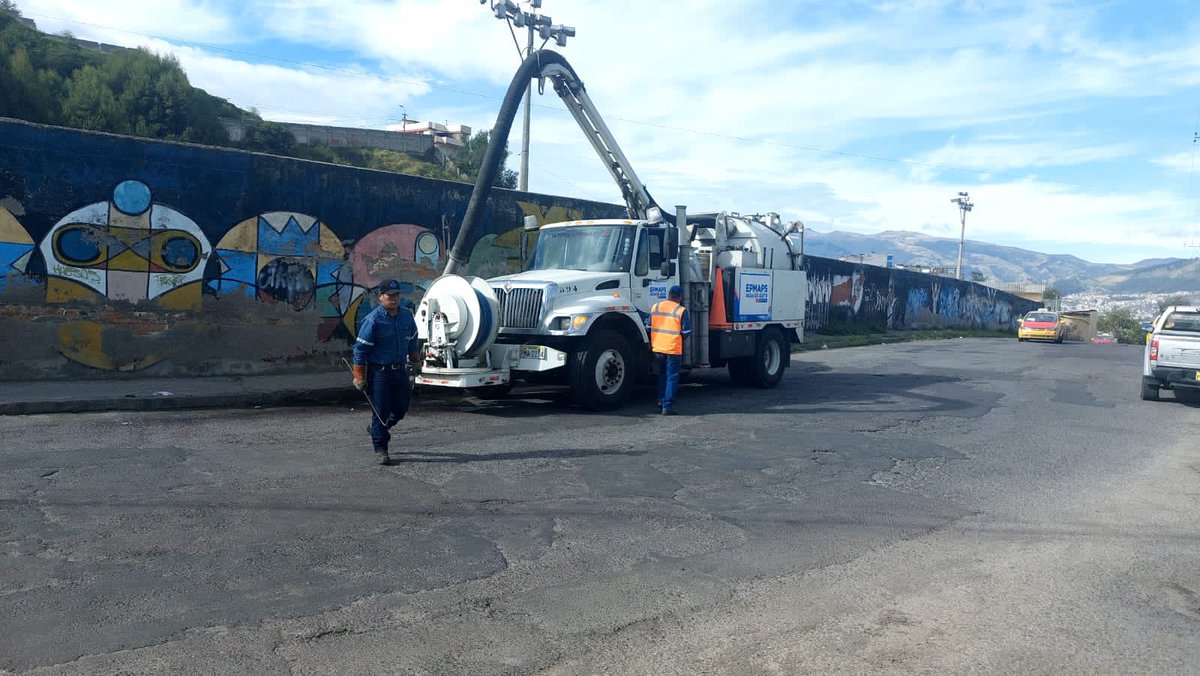 aguadequito's tweet photo. La Epmaps hoy también es parte parte de la #MingaDeLaQuiteñidad, para juntos embellecer a nuestra ciudad en sus fiestas 🎉 
#FiestasDeQuito2022
#AguaParaQuito https://t.co/I4sHGbeKEt