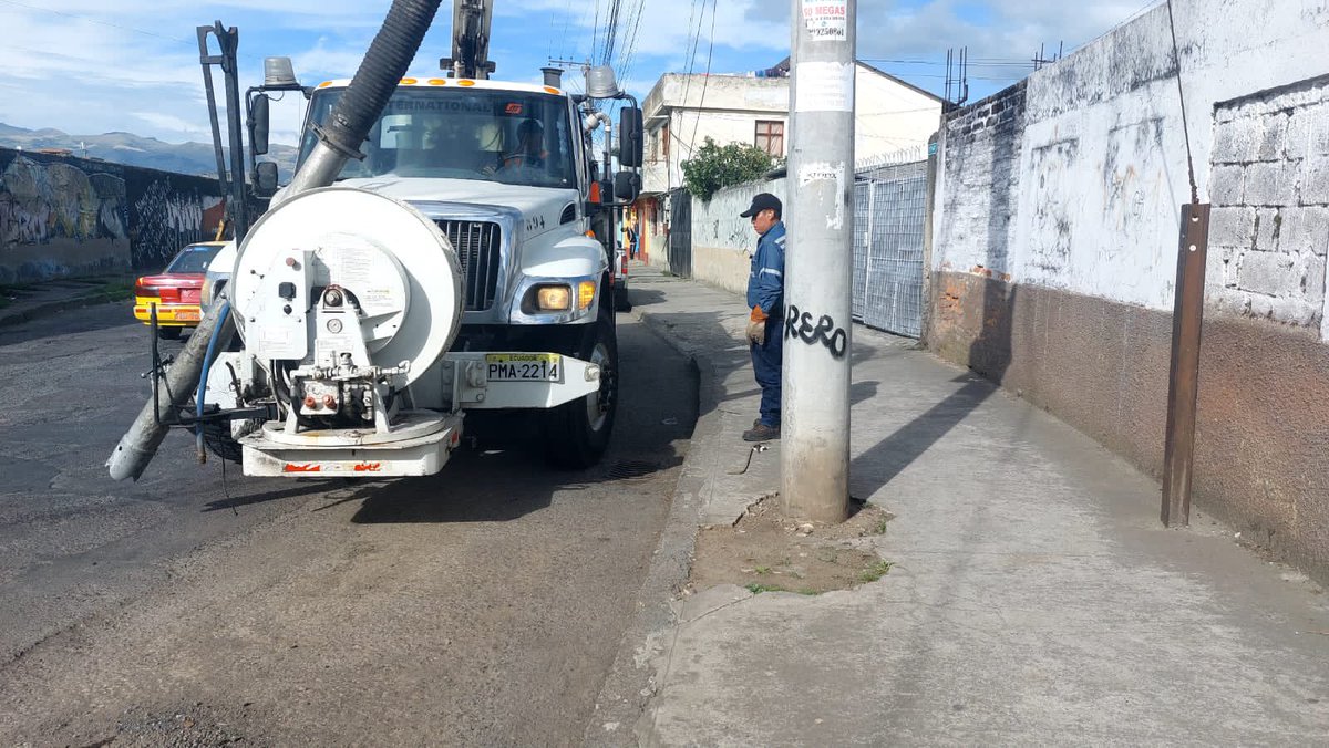 aguadequito's tweet photo. La Epmaps hoy también es parte parte de la #MingaDeLaQuiteñidad, para juntos embellecer a nuestra ciudad en sus fiestas 🎉 
#FiestasDeQuito2022
#AguaParaQuito https://t.co/I4sHGbeKEt