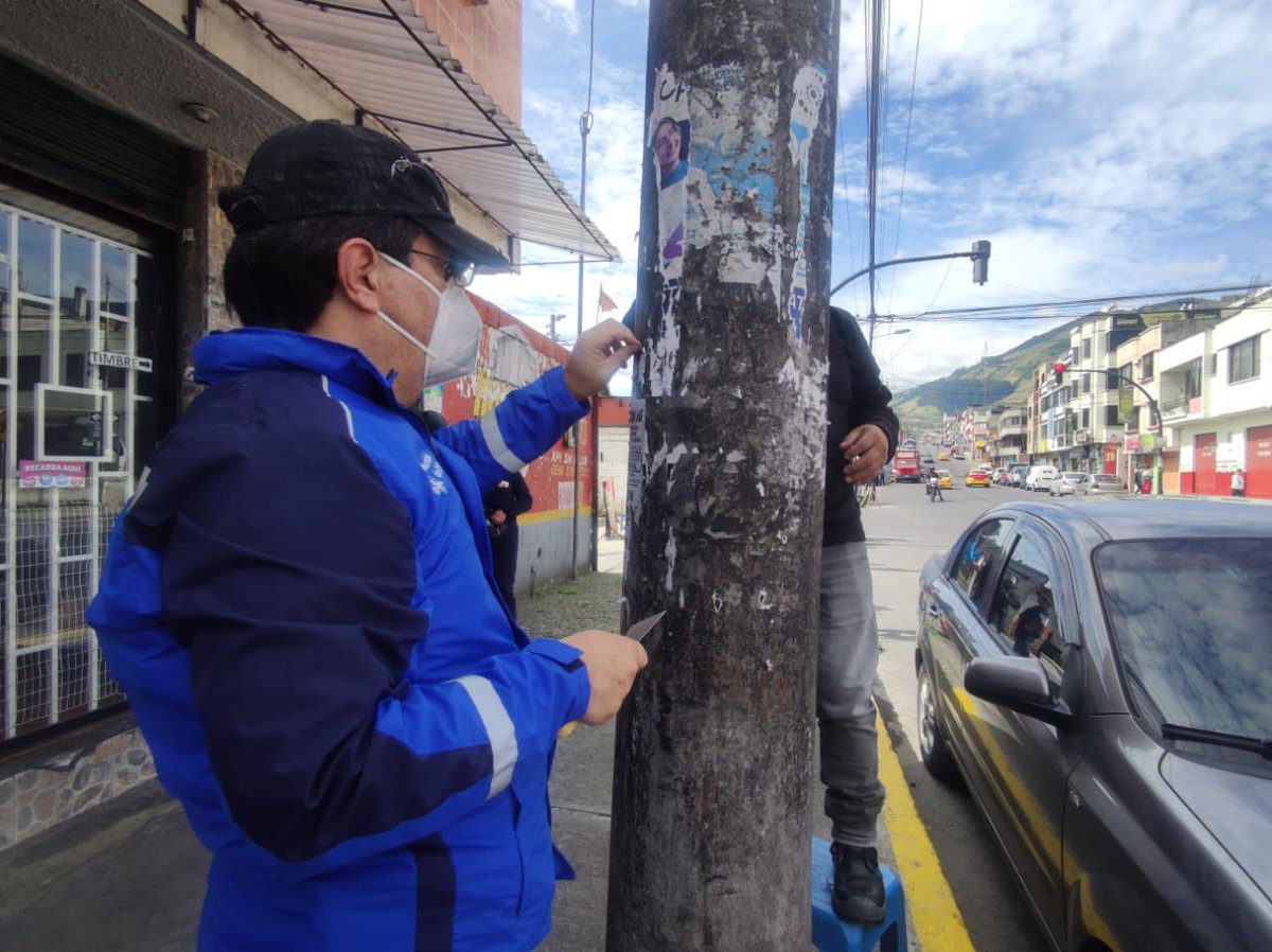 epemseguridad's tweet photo. En el barrio Bellavista del Sur la #EpEmseguridad activada en la #MingaDeLaQuiteñidad 🧹 trabajamos en los alrededores de las canchas del sector, limpiamos aceras y retiramos publicidad de postes. 💙❤️💙
#VivaQuito2022 #FiestasDeQuito2022 https://t.co/v7bVgp2Qgw