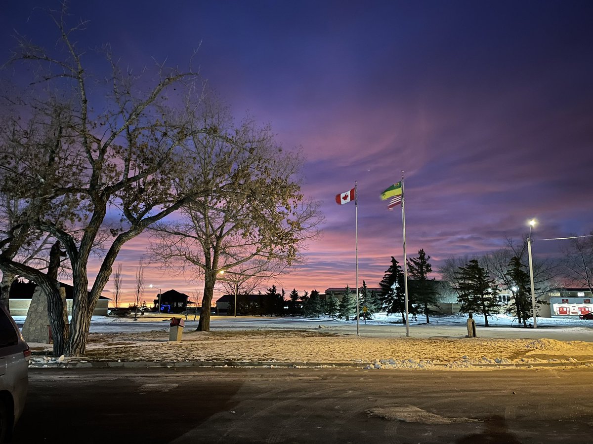 AMCNotreDame's tweet photo. November brings incredible morning skies to our campus! #campuslife 

📸: Nicky Hui ‘23 https://t.co/x9xcCz9tU2