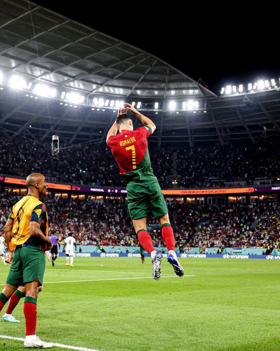 CR7Brasil's tweet photo. Essa comemoração é a mais LENDÁRIA da história dos esportes. https://t.co/ppoT4ULCOM