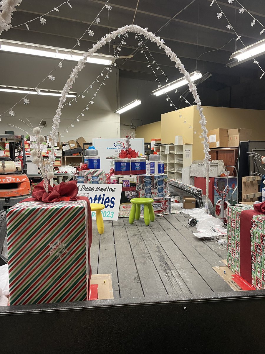 CurlingCanada's tweet image. The Scotties Tournament of Hearts host committee is busy preparing the float for the Kamloops Santa Claus Parade. Watch out for the float and @TeamBrownBC at the parade! 🎅 🥌 

#STOH2022