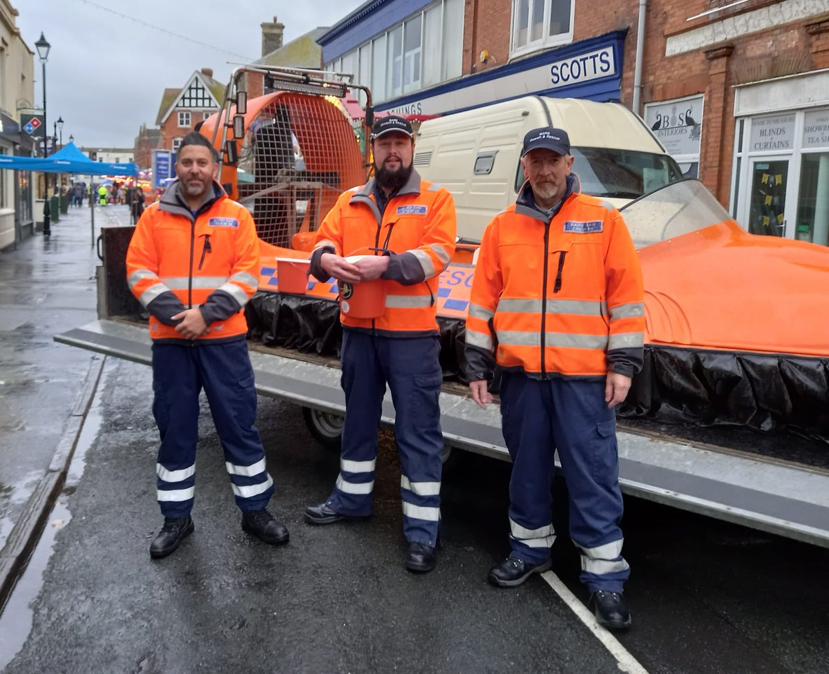 BARB_OPS's tweet image. Some of the @barbhovercraft crew #volunteering their time in the rain at the Burnham - on - Sea #ChristmasLights SwitchOn!