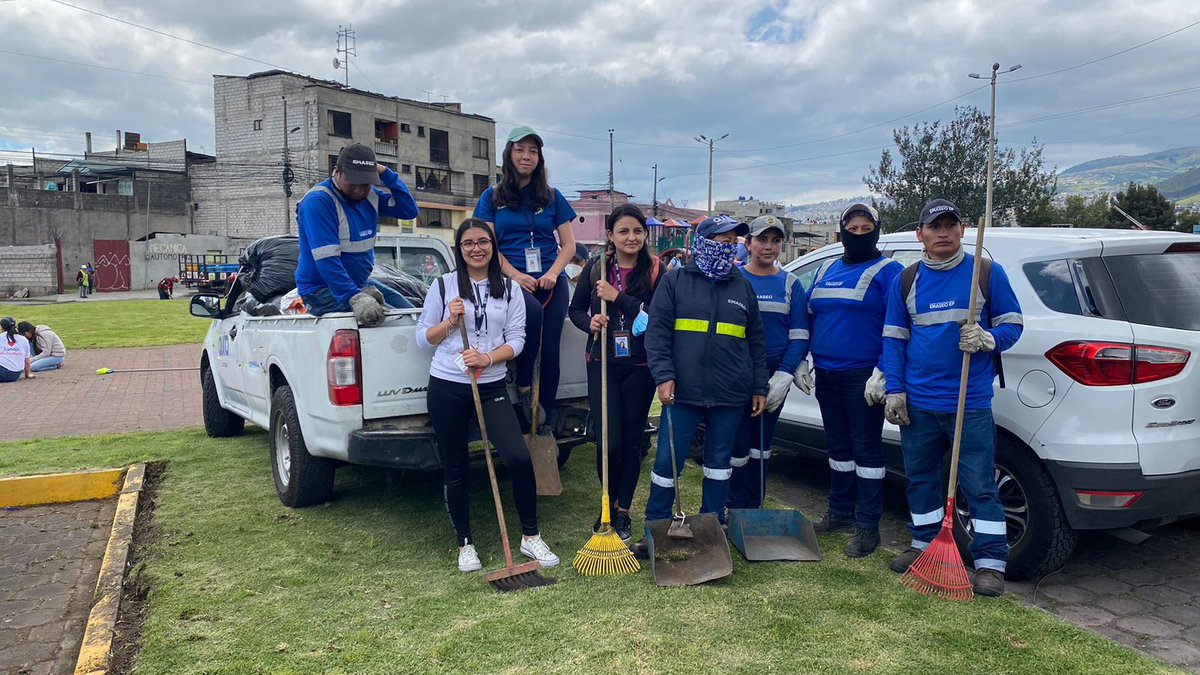 EmAseoQuito's tweet photo. Desde diferentes puntos de la ciudad con compromiso y alegría somos parte de la #MingaDeLaQuiteñidad.
Todos trabajamos por una ciudad limpia durante las #FiestasDeQuito2022 💙❤️💙 https://t.co/HmNDGDqwtT