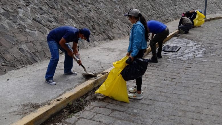 EmAseoQuito's tweet photo. Desde diferentes puntos de la ciudad con compromiso y alegría somos parte de la #MingaDeLaQuiteñidad.
Todos trabajamos por una ciudad limpia durante las #FiestasDeQuito2022 💙❤️💙 https://t.co/HmNDGDqwtT