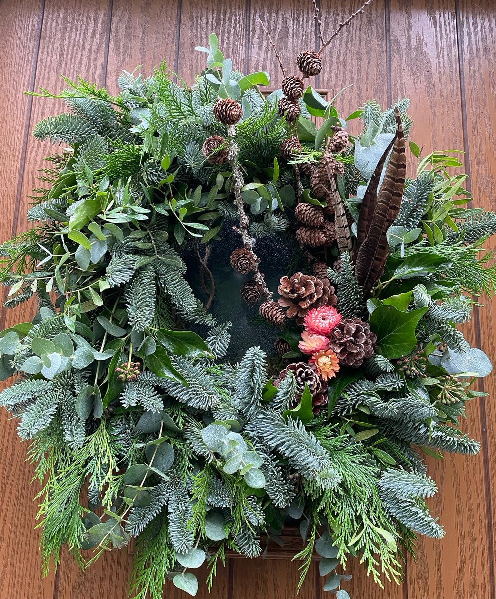 The 2nd of two Xmas traditions I’m happy to get behind (1st was baking my favourite Xmas cake😋), wreath making with a friend at a local farm shop.  Love having a seasonal wreath on my door over the dark winter months, it feels celebratory 😊