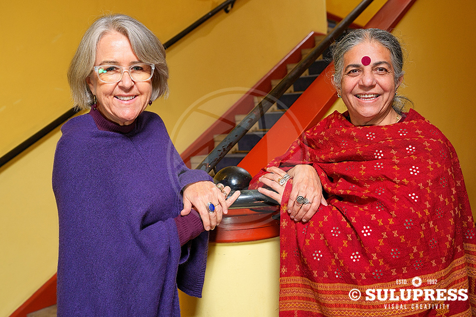 Vandana Shiva - Exklusiv-Portraits der indischen Öko-Aktivistin für redaktionelle Nutzung:

shop.sulupress.de/8130726

#VandanaShiva #Aktivistin #Portrait #Porträt #EinLebenfürdieErde

Fotos: © SULUPRESS.DE / Marc Vorwerk 

<a href="/drvandanashiva/">Dr. Vandana Shiva</a>, <a href="/MindjazzP/">mindjazz pictures</a>, @MarcVorwerk1