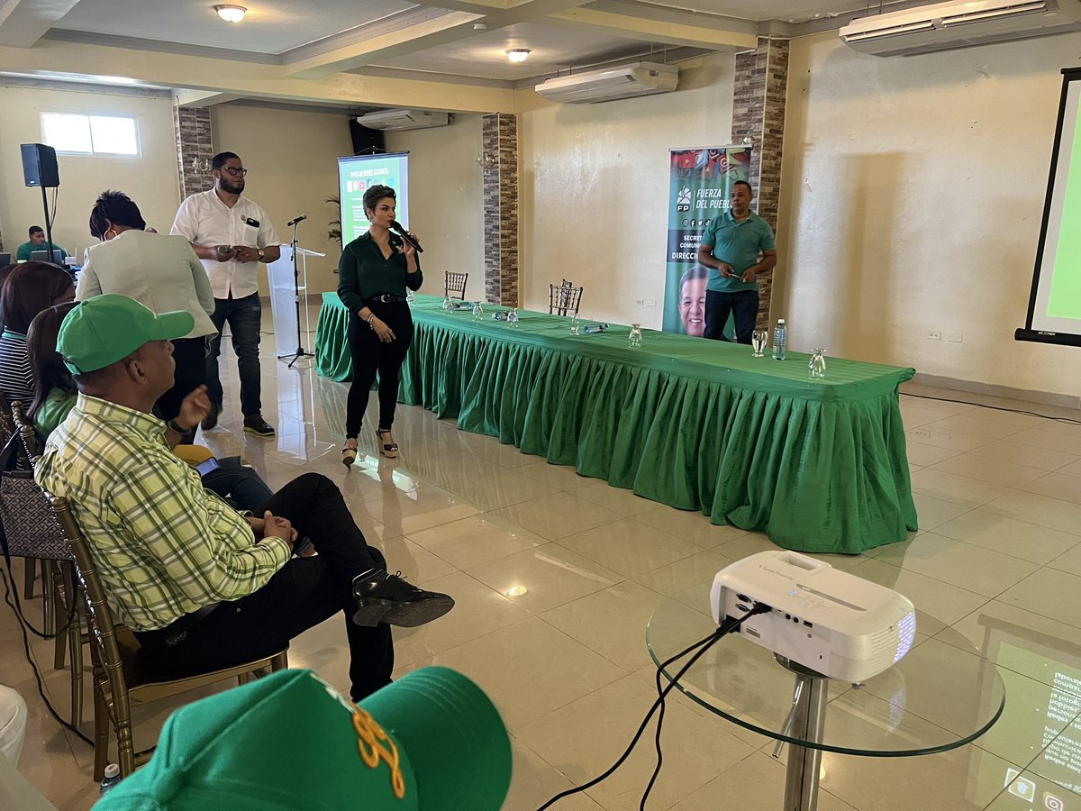 keylaReyna04's tweet photo. En este momento iniciamos el taller de redes sociales, impartido a los dirigentes de nuestro partido #FuerzaDelPueblo en la provincia de Azua. Seguimos fortaleciendo nuestro partido en todos los rincones del país!!! https://t.co/9OHxt1J1As