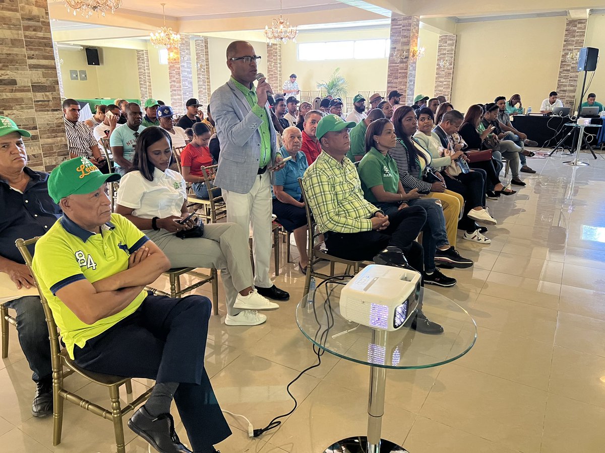 keylaReyna04's tweet photo. En este momento iniciamos el taller de redes sociales, impartido a los dirigentes de nuestro partido #FuerzaDelPueblo en la provincia de Azua. Seguimos fortaleciendo nuestro partido en todos los rincones del país!!! https://t.co/9OHxt1J1As