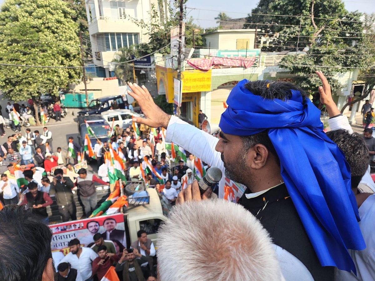 atulpradhansp's tweet photo. #संविधान_बचाओ_यात्रा में पहुँचे सभी लोगों को साधुवाद एव धन्यवाद ! हम सबको मिलकर सविधान के मूल सिद्धांतो को आगे ले जाना हैं ! समानता ही देश को तरक़्क़ी की राह पर लेकर जाने का काम करेंगी ! 
#ज���_भीम https://t.co/Bx9erkq2xU