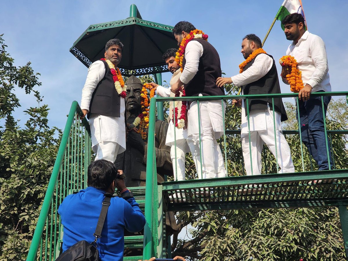 atulpradhansp's tweet photo. #संविधान_बचाओ_यात्रा में पहुँचे सभी लोगों को साधुवाद एव धन्यवाद ! हम सबको मिलकर सविधान के मूल सिद्धांतो को आगे ले जाना हैं ! समानता ही देश को तरक़्क़ी की राह पर लेकर जाने का काम करेंगी ! 
#ज���_भीम https://t.co/Bx9erkq2xU