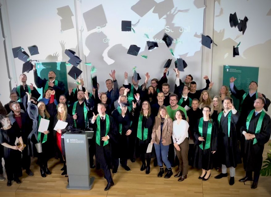 bpshwrberlin's tweet photo. 2 Jahre Studium, wertvolle Erfahrungen, Wissenszuwachs, neue Fähigkeiten, harte Arbeit, Prüfungen, neue Netzwerke u. so vieles mehr. Heute ist der 2te Tag unserer Graduierungszeremonie mit feierlicher Zeugnisübergabe. Herzlichen Glückwunsch! #BPSGrad #graduation #Congratulations https://t.co/wict9w3yYC