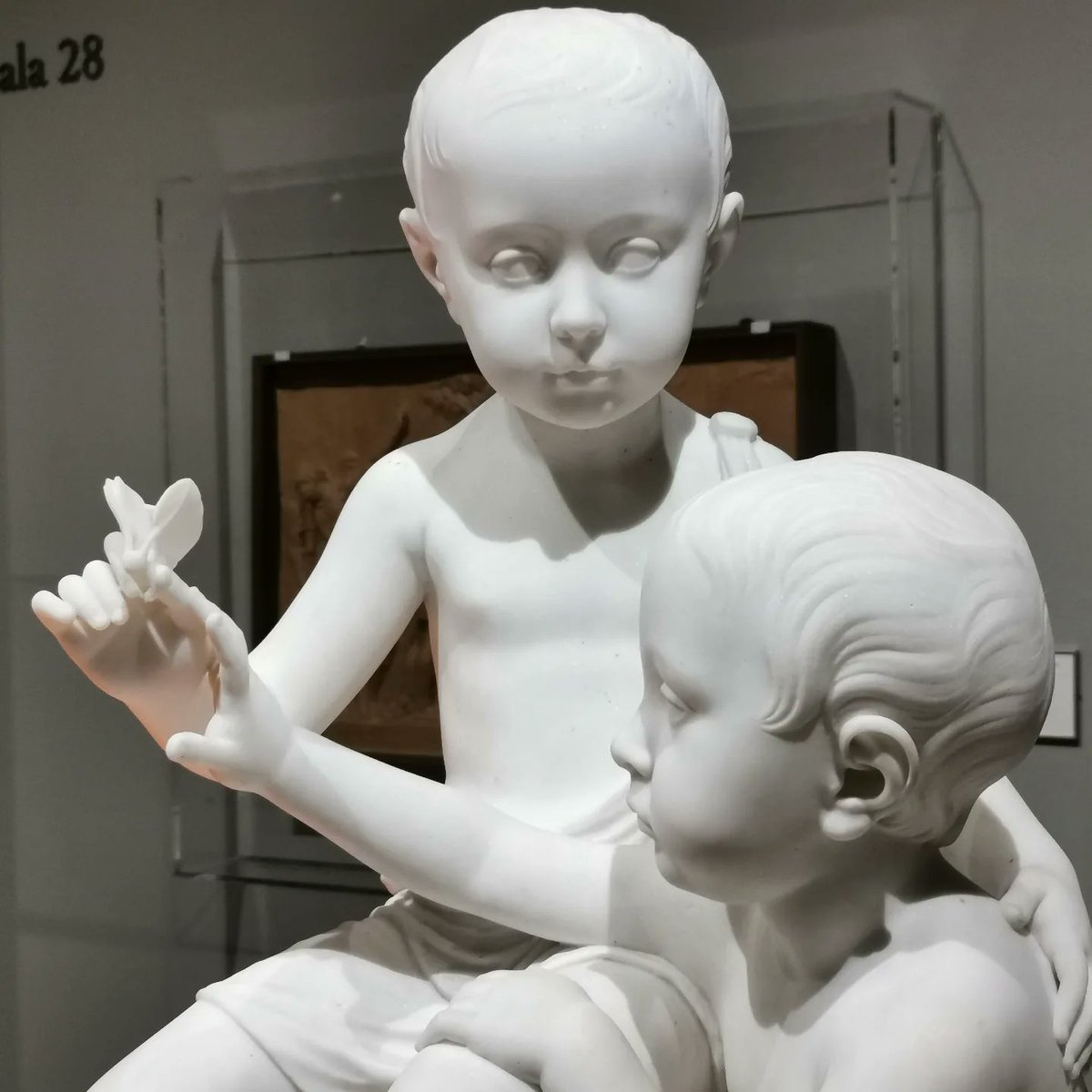 cintoamat's tweet photo. Ocell
Temps a les mans
com una papallona,
però els colors fugen
per clivellar l'espai
com l'ocell que s'envola.
C. A.
#confluencies al #museumares ocell volant de #perecoll i nens jugant amb una papallona de #antonisola https://t.co/78yCca6vMU