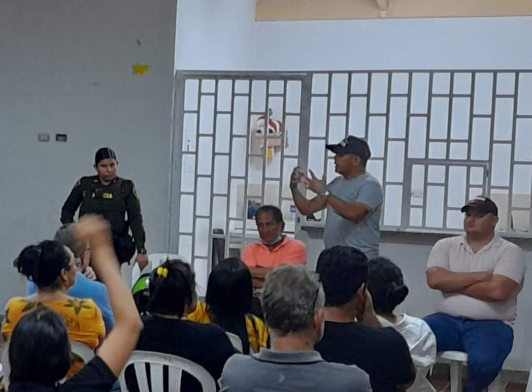 JairfalsS's tweet photo. Reunidos con los vecinos del conjunto Villa Lorena barrio el porfin, tratando temas de la basura en los alrededores y la inseguridad que tiene azotado el sector. @zabaraing @alfrecarbonell @alcaldiabquilla https://t.co/00ttZ9kHqq