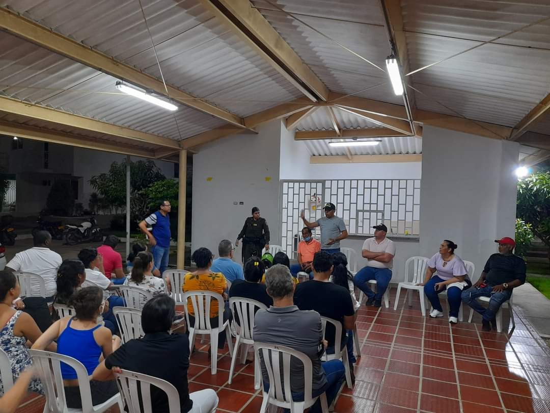 JairfalsS's tweet photo. Reunidos con los vecinos del conjunto Villa Lorena barrio el porfin, tratando temas de la basura en los alrededores y la inseguridad que tiene azotado el sector. @zabaraing @alfrecarbonell @alcaldiabquilla https://t.co/00ttZ9kHqq
