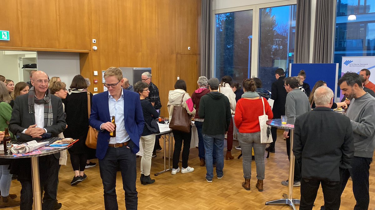 Zum Abschluss tauschen sich die Teilnehmenden des Berner Medientags beim Apéro aus. #bmt22