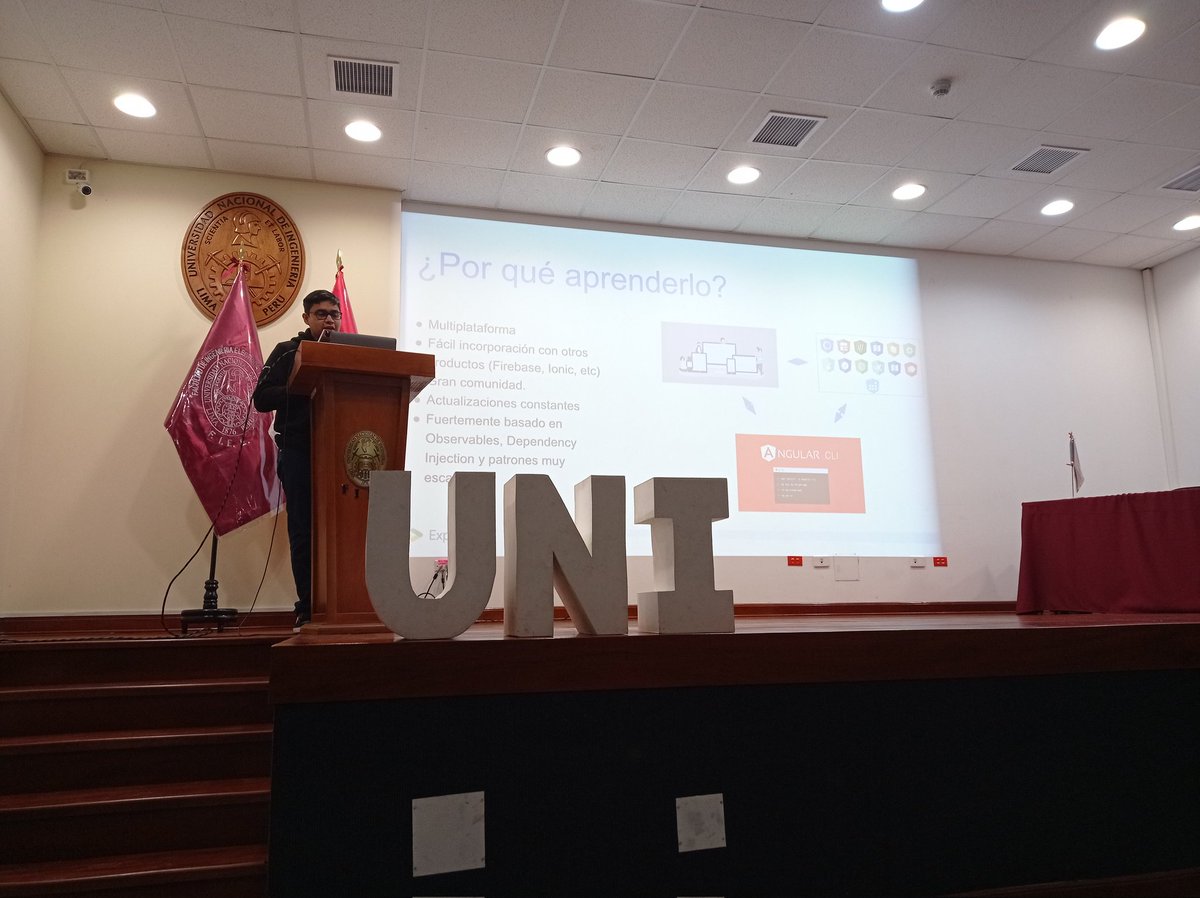 jconsoftware's tweet image. #DevFestLima22 empezo la charla en lab de comunicaciones en la uni!! Angular topic!!!