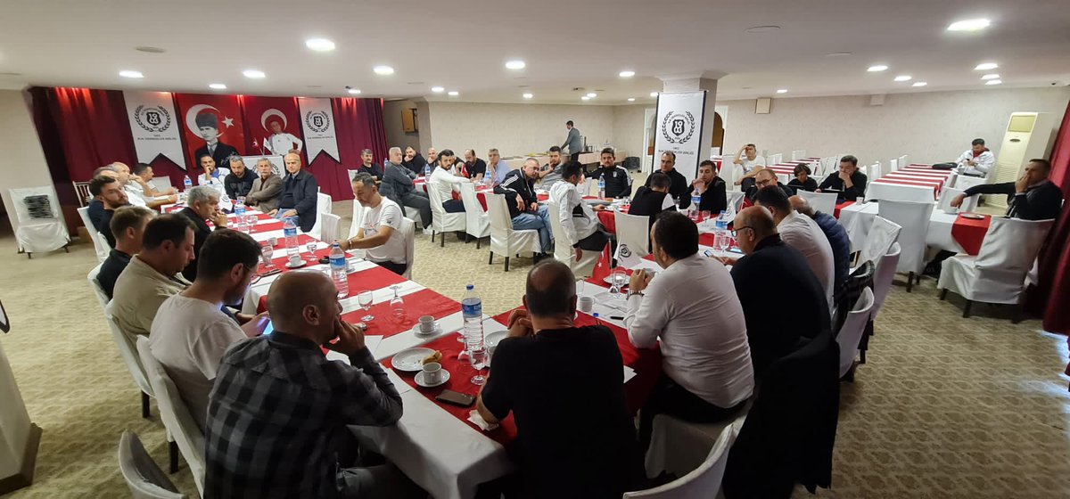 Üyesi olduğumuz 1903 Beşiktaş Dernekler Birliği  ilk çalıştayını gerçekleştirdi.

Beşiktaşımıza daha fazla nasıl katkı yapabileceğimizi konuştuğumuz güzel bir toplantı oldu. Emeği geçen iştirak eden  tüm derneklerimize şükranlarımızı sunarız. 

@bjkderneklerbirligi 
#besiktas