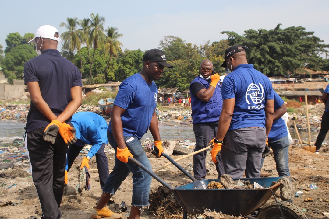 OIMGuinee's tweet photo. @OIMGuinee et les agences sœurs de @OnuGuinee ont participé ce samedi à l'activité de nettoyage de la plage "La Jetée" dans la commune de Dixinn, initiée par notre partenaire @UEenguinee #UEbeachcleanup https://t.co/93YYZynmOQ