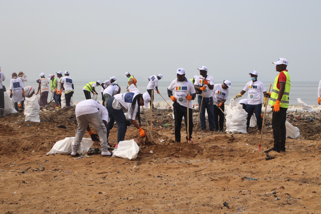 OIMGuinee's tweet photo. @OIMGuinee et les agences sœurs de @OnuGuinee ont participé ce samedi à l'activité de nettoyage de la plage "La Jetée" dans la commune de Dixinn, initiée par notre partenaire @UEenguinee #UEbeachcleanup https://t.co/93YYZynmOQ