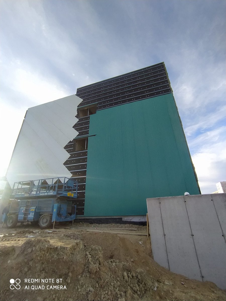 ironproyect's tweet photo. Evolución de los trabajos de fachada ventilada minionda. #obra #fachada #fachadaventilada #edificación #industrial  #construcción #minionda #chapa #acero  #Arcelormittal #aislamiento #isover #perfil #ironproyect #educación https://t.co/kO1jWxx4jv