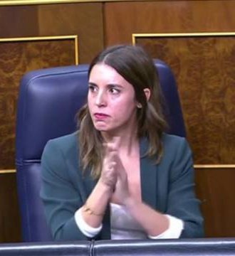 juanLR_r's tweet photo. La victimización de la izquierda como estrategia política es insoportable.

Rajoy tras recibir un hostiazo / Irene tras escuchar una verdad https://t.co/CcKhGEnZD3