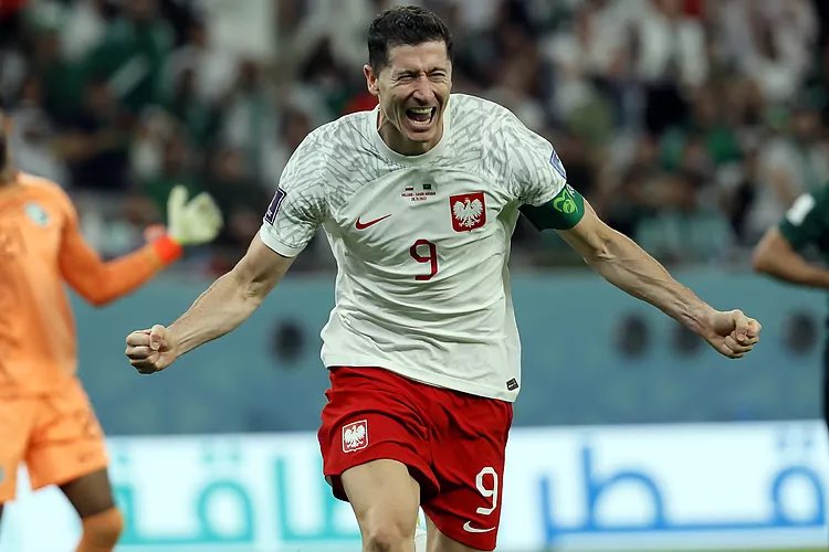 MUNDIAL 2022 QATAR Polonia 2 - Arabia Saudí 0
Lewandowski rompe el hechizo y Szczesny salva a Polonia
ANDRÉS ARAGÓN  
Los polacos se colocan líderes momentáneamente del Grupo C con cuatro puntos y ya esperan a la Argentina de Messi