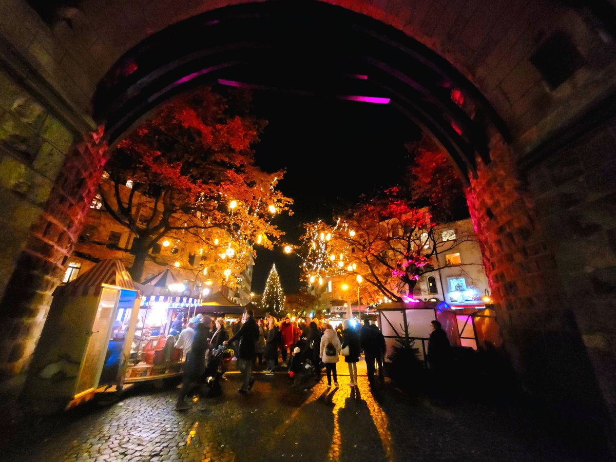 Der #Winterzauber am #Eigelstein findet jedes Jahr Ende November vor der #Eigelsteintorburg in #Köln statt. Der Erlös des Verkaufs von Speisen und Getränken kommt dem Veedel (Stadtviertel) zugute. 

#travcgn