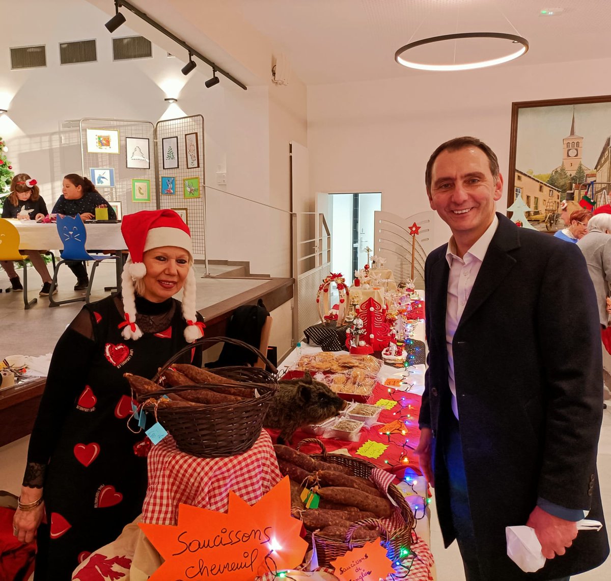 ljacobelli's tweet photo. 🌲🎅Les courses de Noël commencent !
Avec les vignerons et artisans au Festival des vignobles et de la gastronomie de #Knutange puis au marché de l'avent à #Ranguevaux. Face à l'inflation et l'explosion des coûts de l'énergie qui les frappent, il est urgent d'agir. Achetez local! https://t.co/dp5MontphU