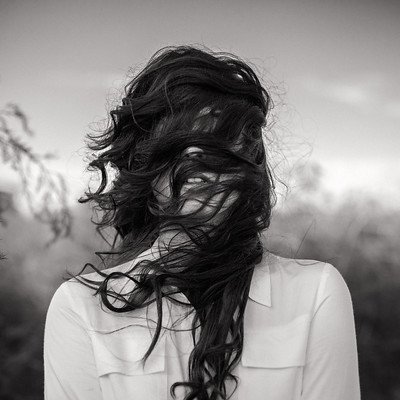 "El miedo a envejecer nace del reconocimiento de que uno no está viviendo la vida que desea. Es la sensación de estar usando mal el presente."
(Susan Sontag)

© Andrea Hübner