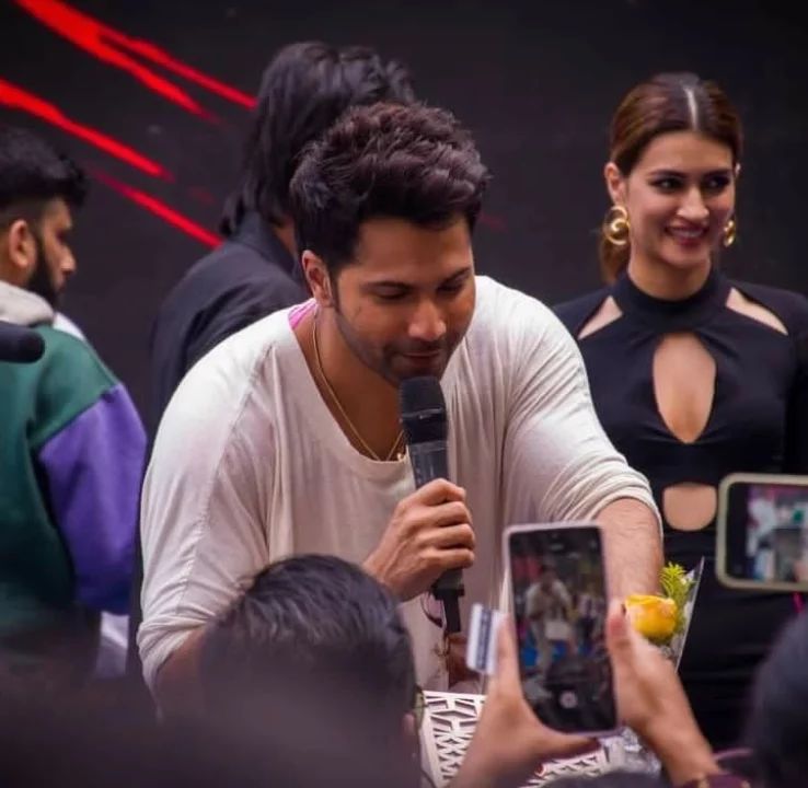 The stupid actor should, stop trying hard now because he can never be VD 

WE LOVE YOU VARUN DHAWAN
