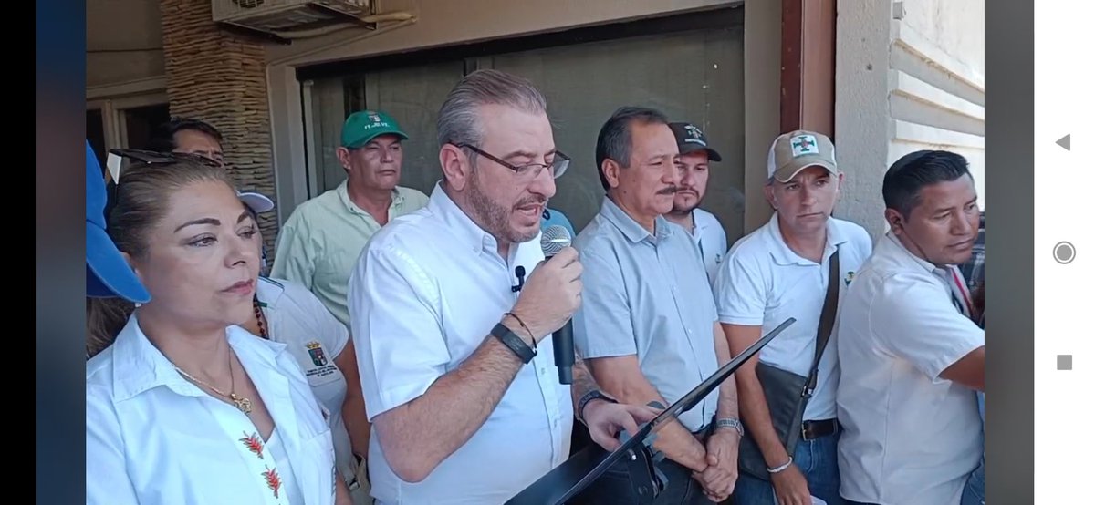 RadioSantaCruzB's tweet photo. #Último presidente del Comité Cívico anuncia que se da un cuarto intermedio y se levanta el paro, Santa Cruz sigue en emergencia, aseguró Rómulo Calvo.
#RadioSantaCruz https://t.co/ZmtM6rNUSy