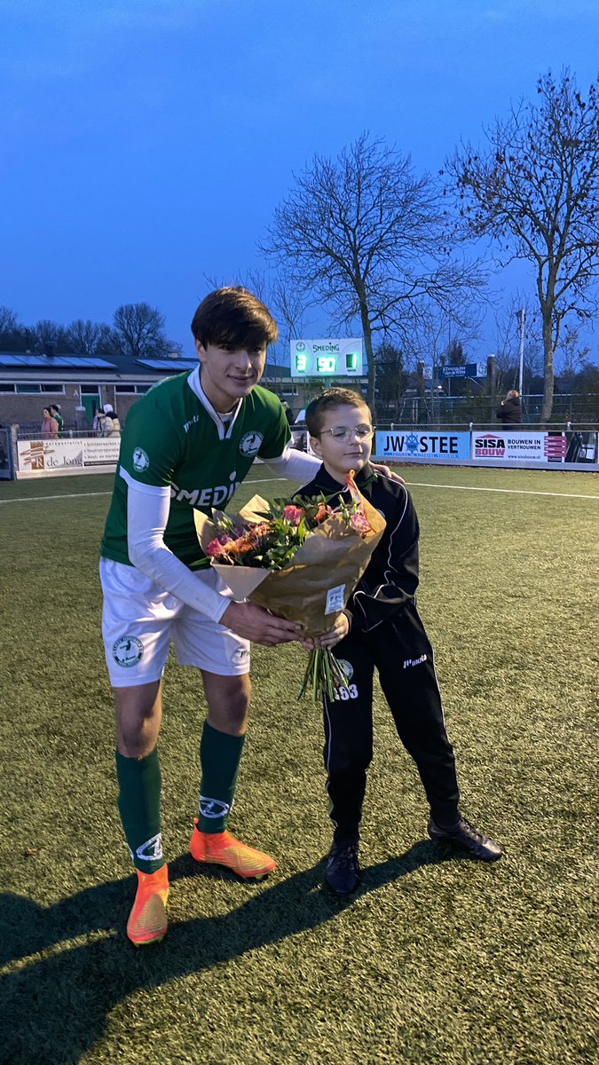 Valentijn van Laar is verkozen tot ‘Man of the Match’. Hij krijgt de bloemen van Buiten &amp; Thuis uitgereikt door pupil van de week Riemer Vrieswijk.