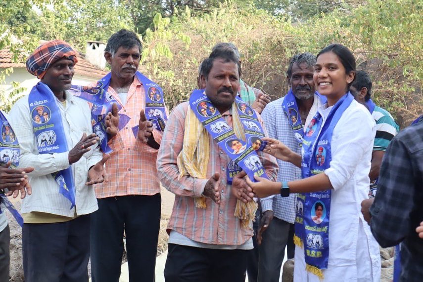 UshaDasari3's tweet photo. కేశవపూర్ గ్రామం, ఓదెల మండలంలో బహుజన సమాజ్ పార్టీ లోకి చేరిన అన్నలు. గుండెకు చేరే విధంగ బహుజన వాదాన్ని తీస్కోని వెళుతున్న బహుజన కార్యకర్తలకు, నాయకులకు నా జై భీమ్ లు.
#BSP 🐘🐘🐘🐘 https://t.co/ejaWv7ynMK