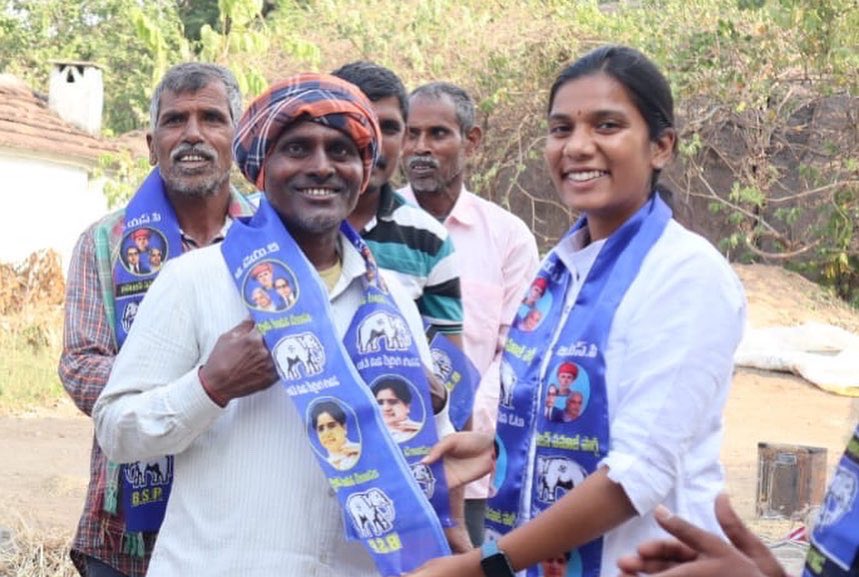 UshaDasari3's tweet photo. కేశవపూర్ గ్రామం, ఓదెల మండలంలో బహుజన సమాజ్ పార్టీ లోకి చేరిన అన్నలు. గుండెకు చేరే విధంగ బహుజన వాదాన్ని తీస్కోని వెళుతున్న బహుజన కార్యకర్తలకు, నాయకులకు నా జై భీమ్ లు.
#BSP 🐘🐘🐘🐘 https://t.co/ejaWv7ynMK