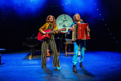 Maartje en Kine, weergaloos muzikaal grappig tinyurl.com/2p9lprrx