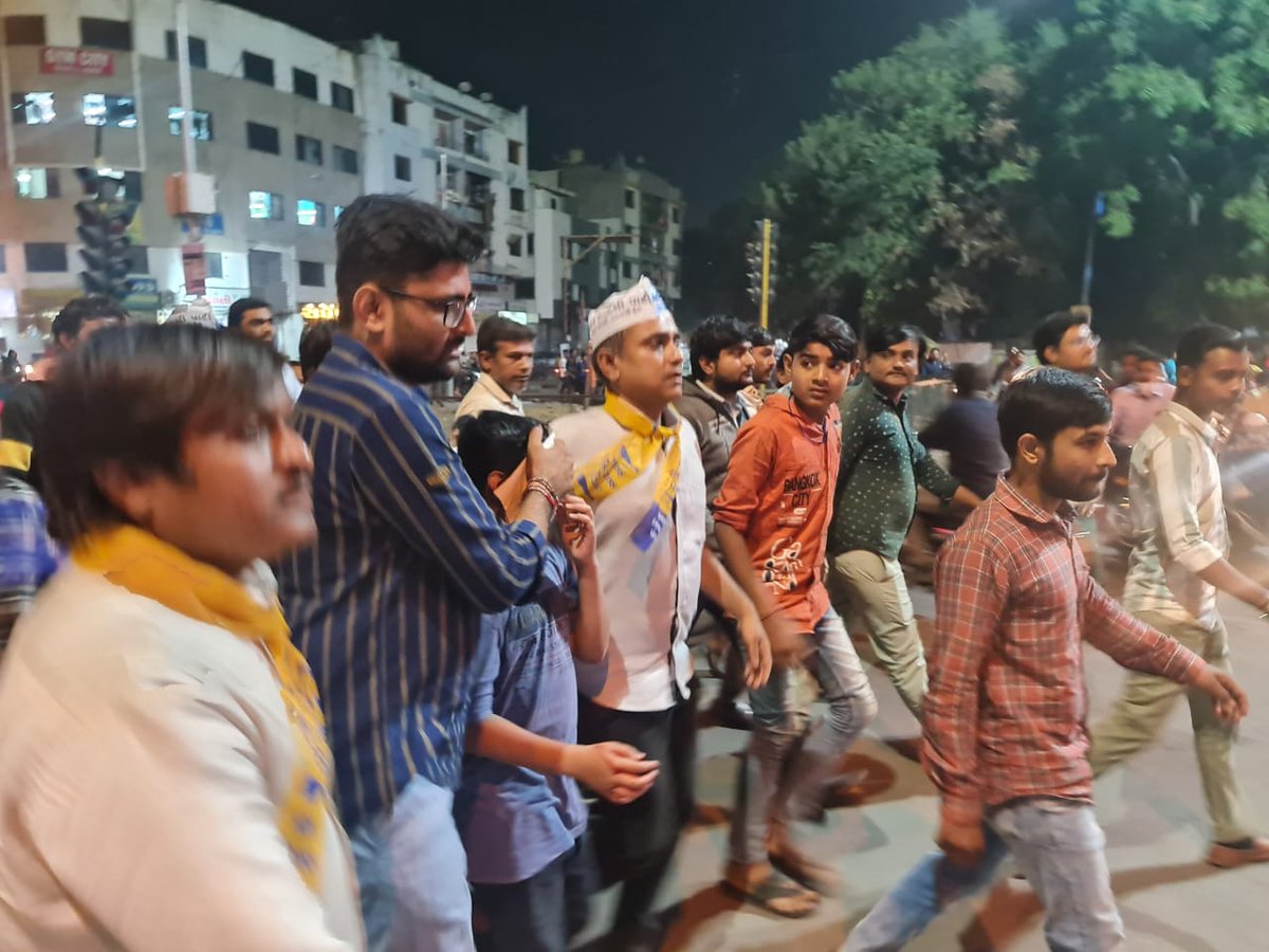कतारगाम विधानसभा चुनाव हारने के डर से बौखला गए भाजपाई गुंडों ने आज मेरी जनसभा पर पथ्थरबाजी करी जिसमे एक छोटे बच्चा पथ्थर लगने से घायल हुआ है।

27 साल मे कुछ काम कर लिया होता तो आज आम आदमी पार्टी की जनसभा मे पथ्थर फेंकने नही पड़ते। 

भाजपाई पथ्थरबाजो को जनता झाड़ू से जवाब देगी।
