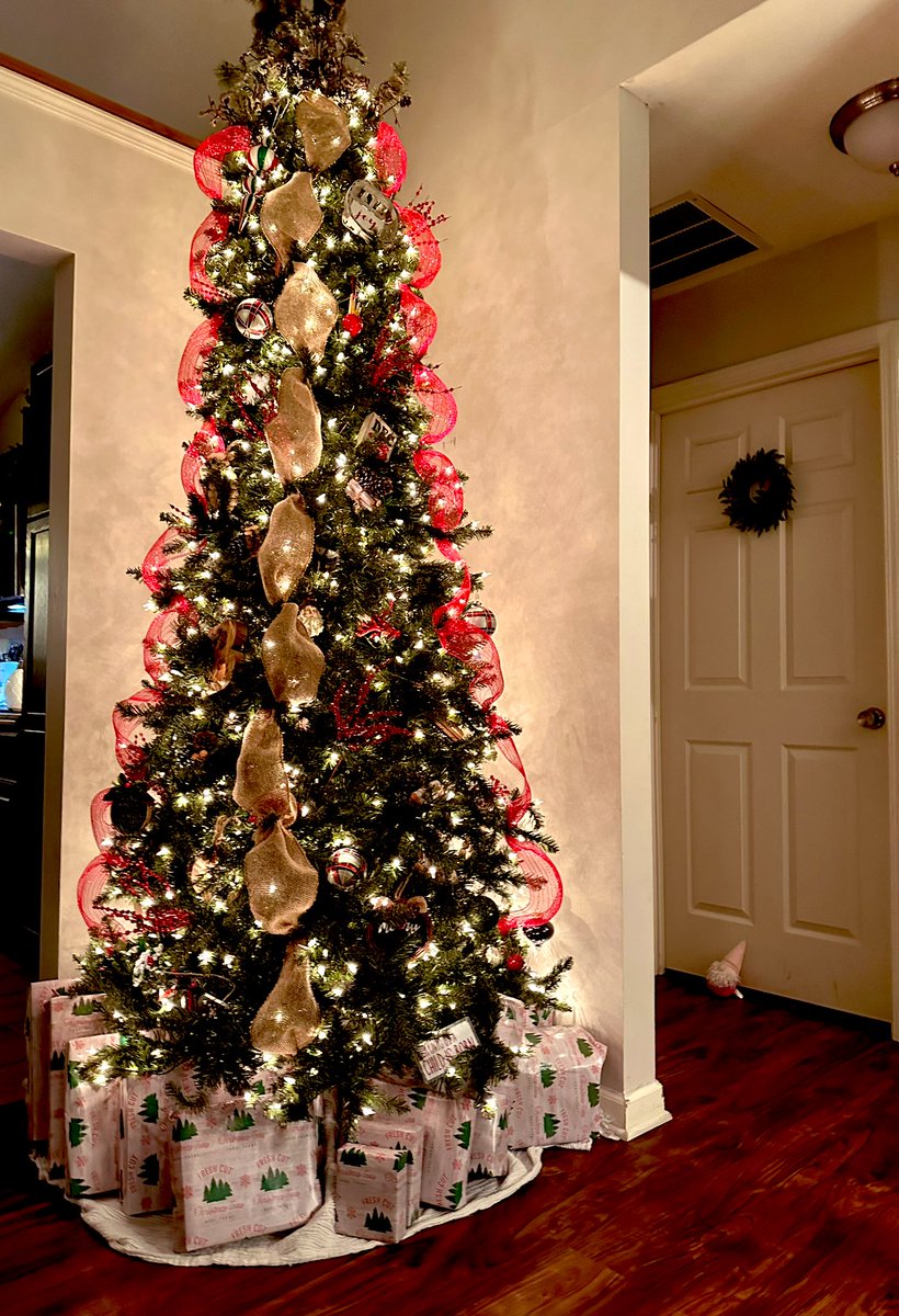 the_MrBraun's tweet photo. Itโs the most wonderful time of the year ๐๐
๐ผ๐ We love seeing our house come to life with Christmas magic โจ @TechNinjaTodd โฆ you didnโt know what The Braunโs were capable of! #callmeClark #christmas2022 https://t.co/lOn18VK7gN