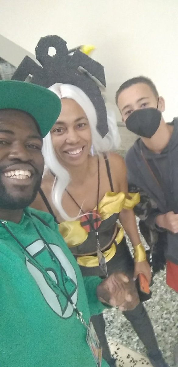 Saved The best for last soon as I saw The Goddess of The Plains instantly went to go take a picture with her shouout to Storm and her Son ⚡ ⛈  🌊 ❄ 🌪.  #SanFranciscoComicon2022 #SanFranciscoFanExpo2022 #Cosplay #MarvelComics #Storm #XMen