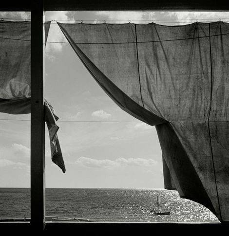 Esultanza è l’andare verso il mare di un’anima vissuta sempre a terra, che supera le case, i promontori, per sprofondare nell’eternità. Emily Dickinson #AlbumDiImmagini a #CasaLettori @CasaLettori Liguria 1936 📸 Herbert List