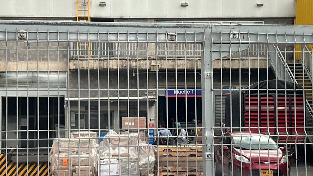 Pésimo servicio de <a href="/Homecenter_co/">Homecenter_co</a> Yopal para la entrega de productos por bodega, más de 1 hora esperando. Y eso que es una mesa pequeña y cuatro sillas.