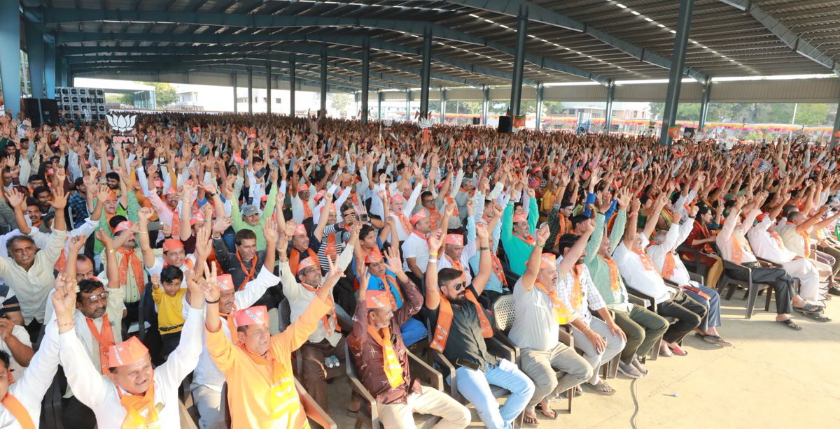 pradipsinhbjp's tweet photo. માનનીય કેન્દ્રીય ગૃહ અને સહકાર મંત્રી શ્રી  @AmitShah સાહેબે મહુવા ખાતે ભવ્ય જાહેરસભાને સંબોધી ભાજપનો વિજય સંકલ્પ વધુ મજબૂત કર્યો. 

#અગ્રેસર_ગુજરાતનો_સંકલ્પ https://t.co/mq1M9VFcj7