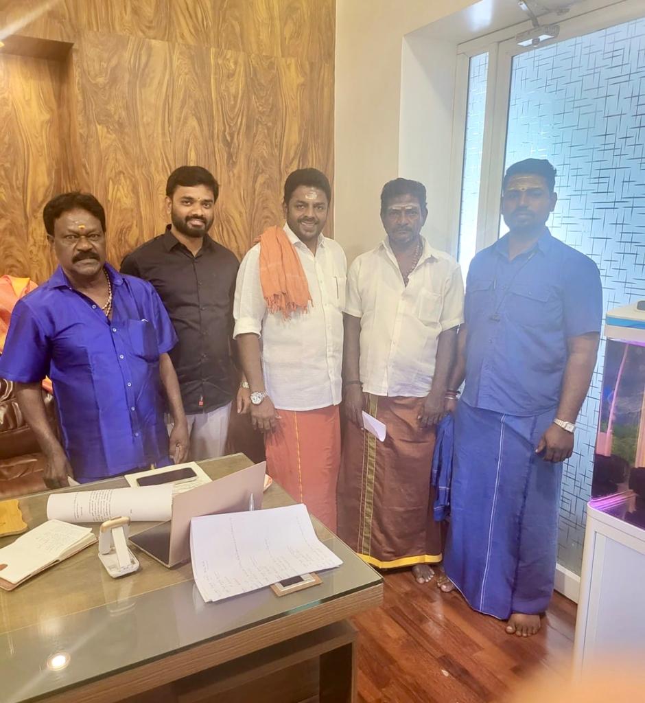 MandaiveliN's tweet photo. அனைத்திந்திய அண்ணா திராவிட முன்னேற்றக் கழகத்தின் நிறுவனர்
மாண்புமிகு தமிழக முன்னாள் முதல்வர்
இதய தெய்வம் டாக்டர் புரட்சித் தலைவர் *எம்ஜிஆர்* மற்றும்
கழக நிரந்தர பொதுச்செயலாளர் மாண்புமிகு தமிழக முன்னாள் முதல்வர்
இதய தெய்வம் டாக்டர் புரட்சித் தலைவி *அம்மா*
இவர்களின் அருளாசியோடும் https://t.co/UQOfaD4t34