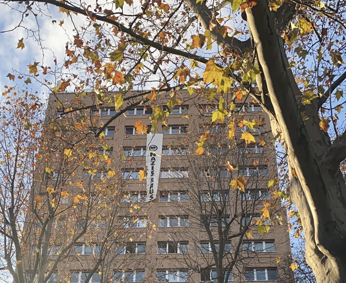 Auch die Anwohner*innen machen deutlich was sie von dem Naziauflauf halten. #le2611